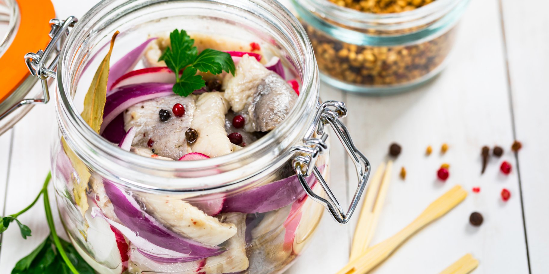 Сельдь, маринованная с редиской