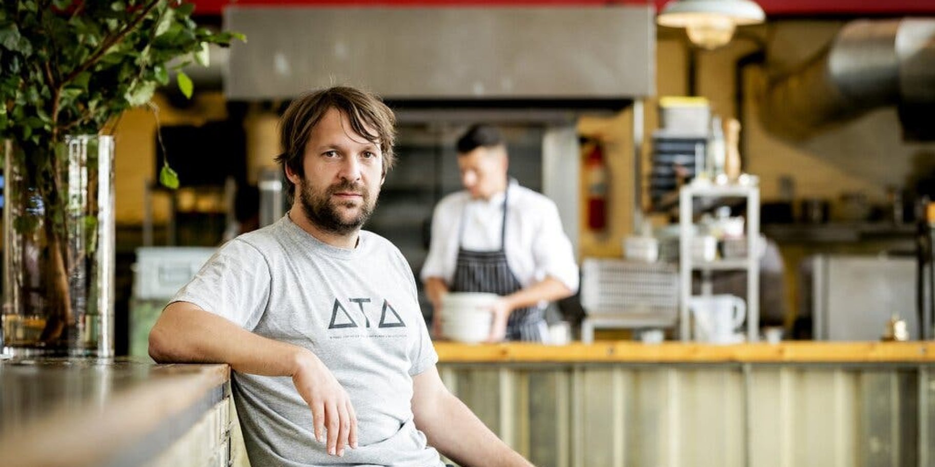 Рене Редзепі сидить у ресторані