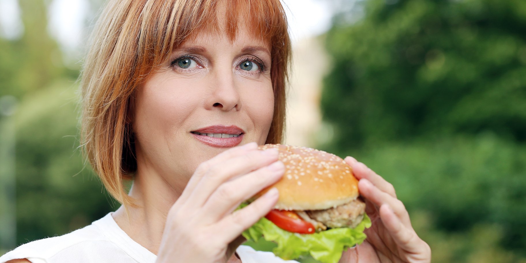 Жінка їсть фастфуд