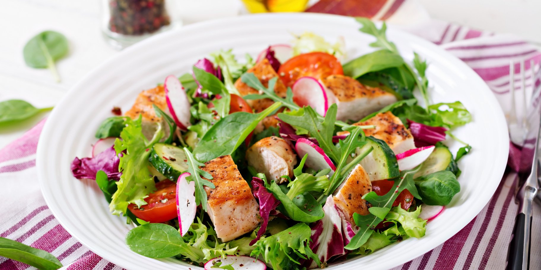 Салат з куркою і мандаринами під песто