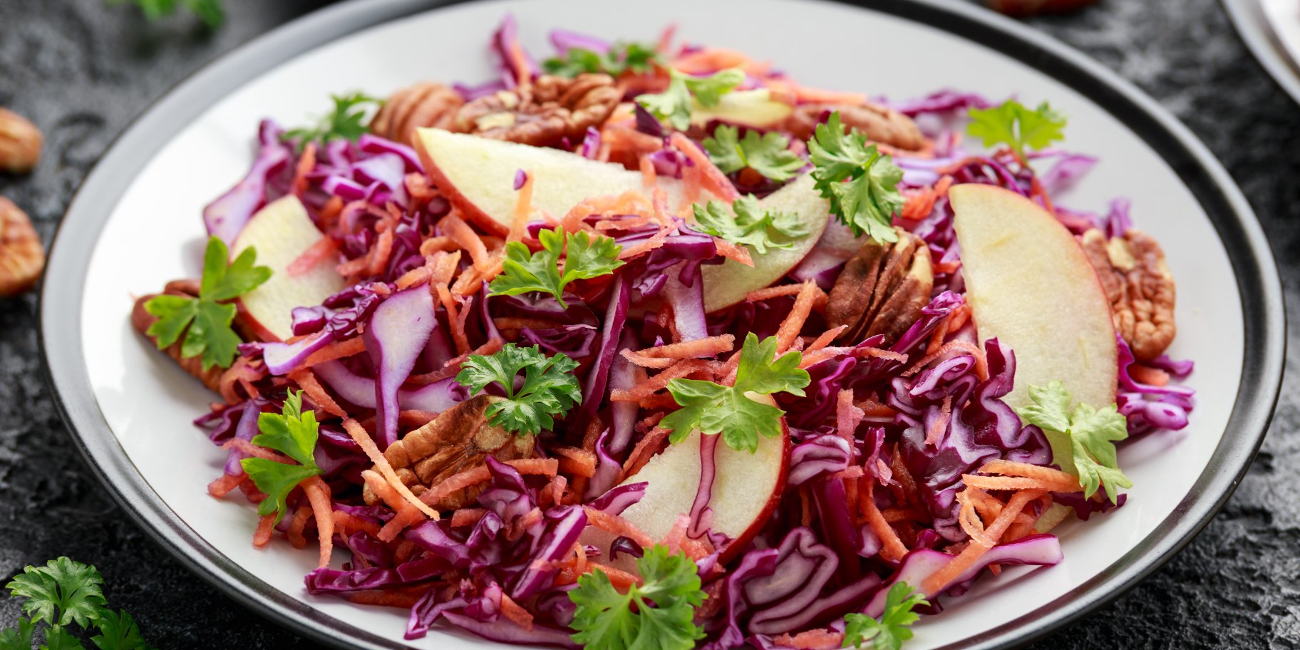 Салат из красной капусты, яблок и моркови.