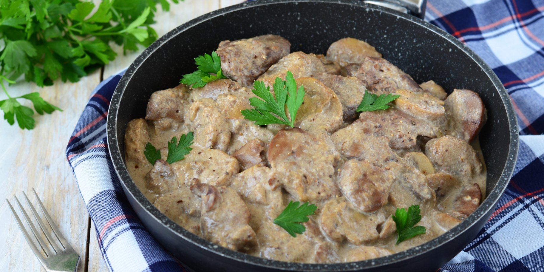 Куряча печінка карі в молочному соусі