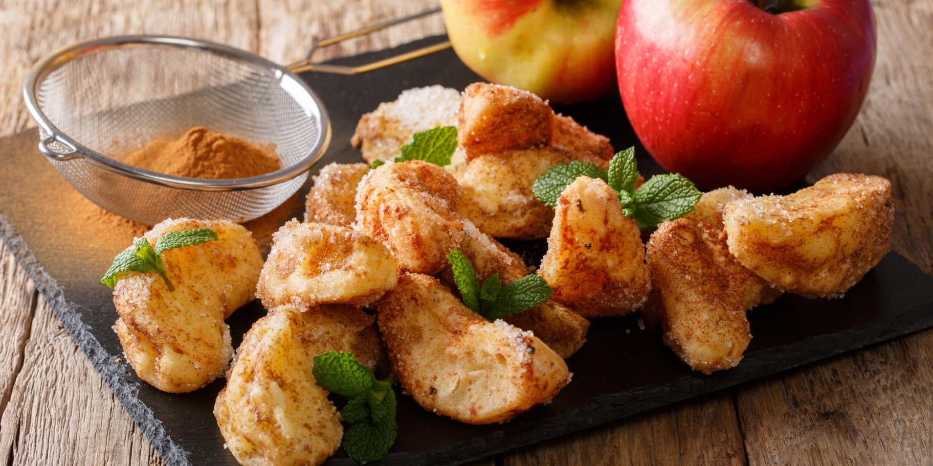 Смажені яблука в карамелі з кунжутом