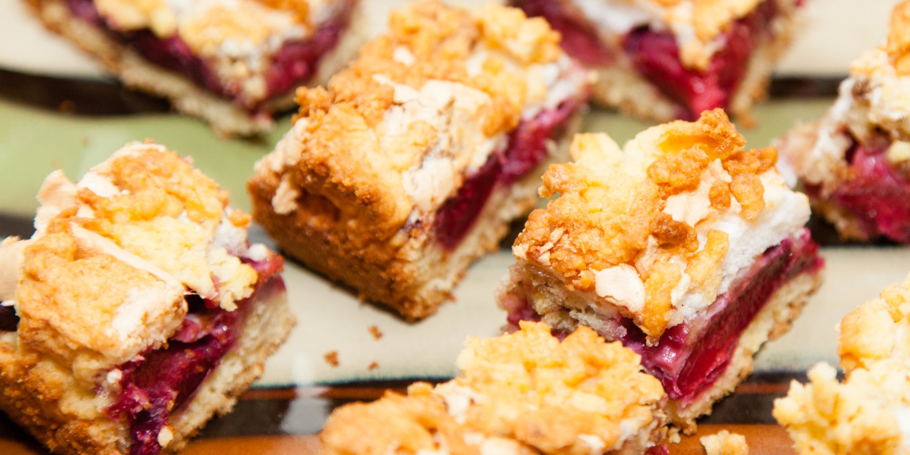 Пирог с малиной и безе