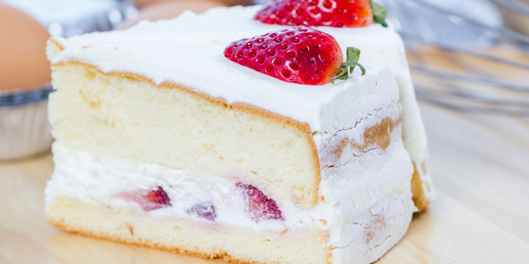 Бісквітний торт з полуницею