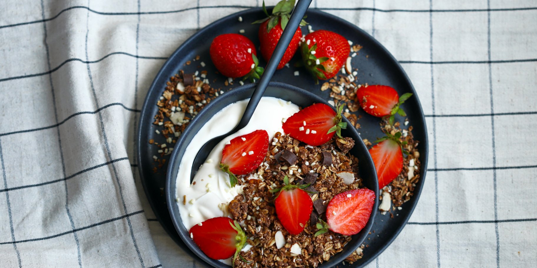 Сніданок з йогуртом та полуницею