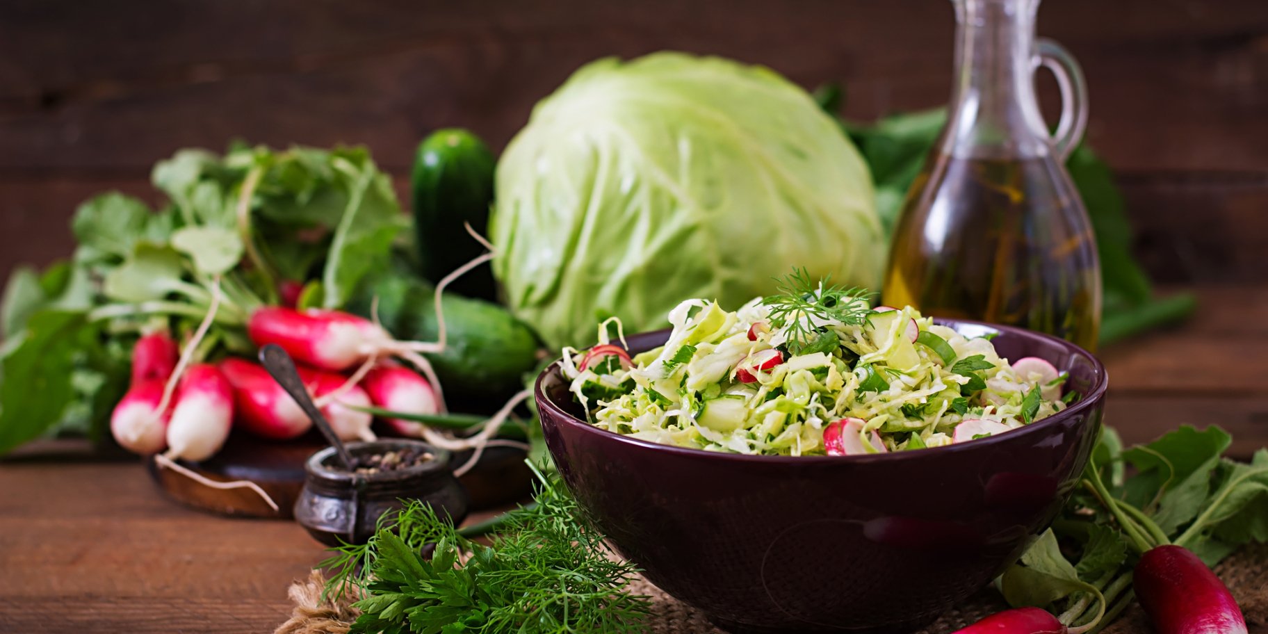 редис і капуста на столі