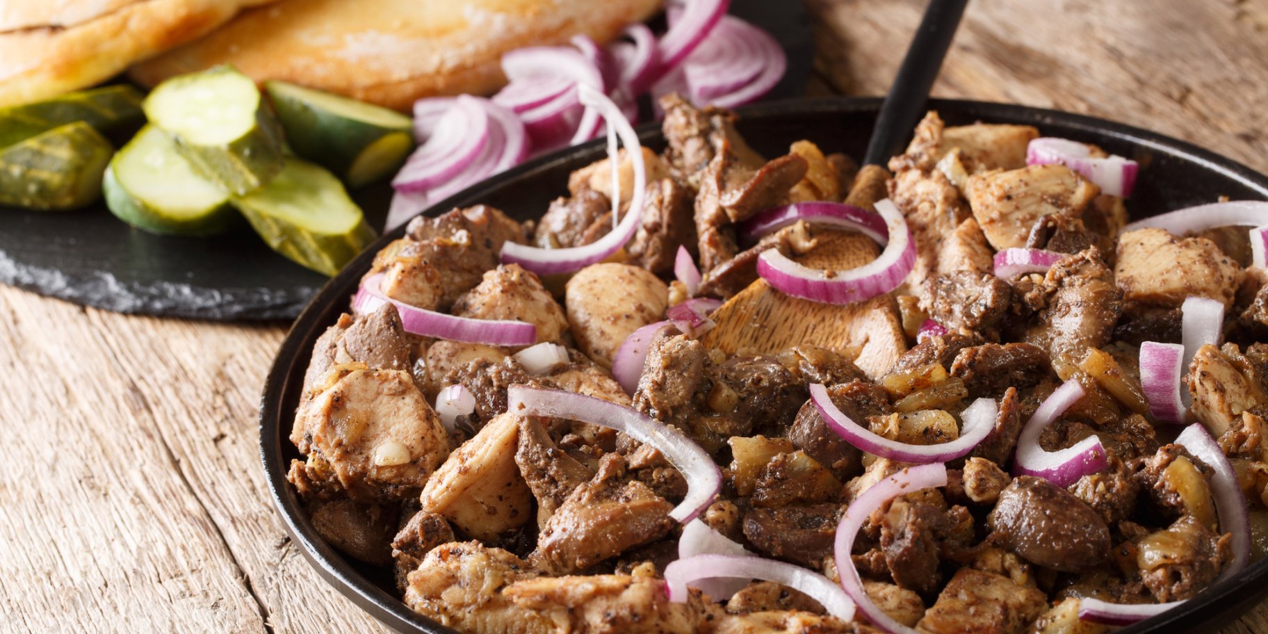 Куряча печінка із солоними огірками