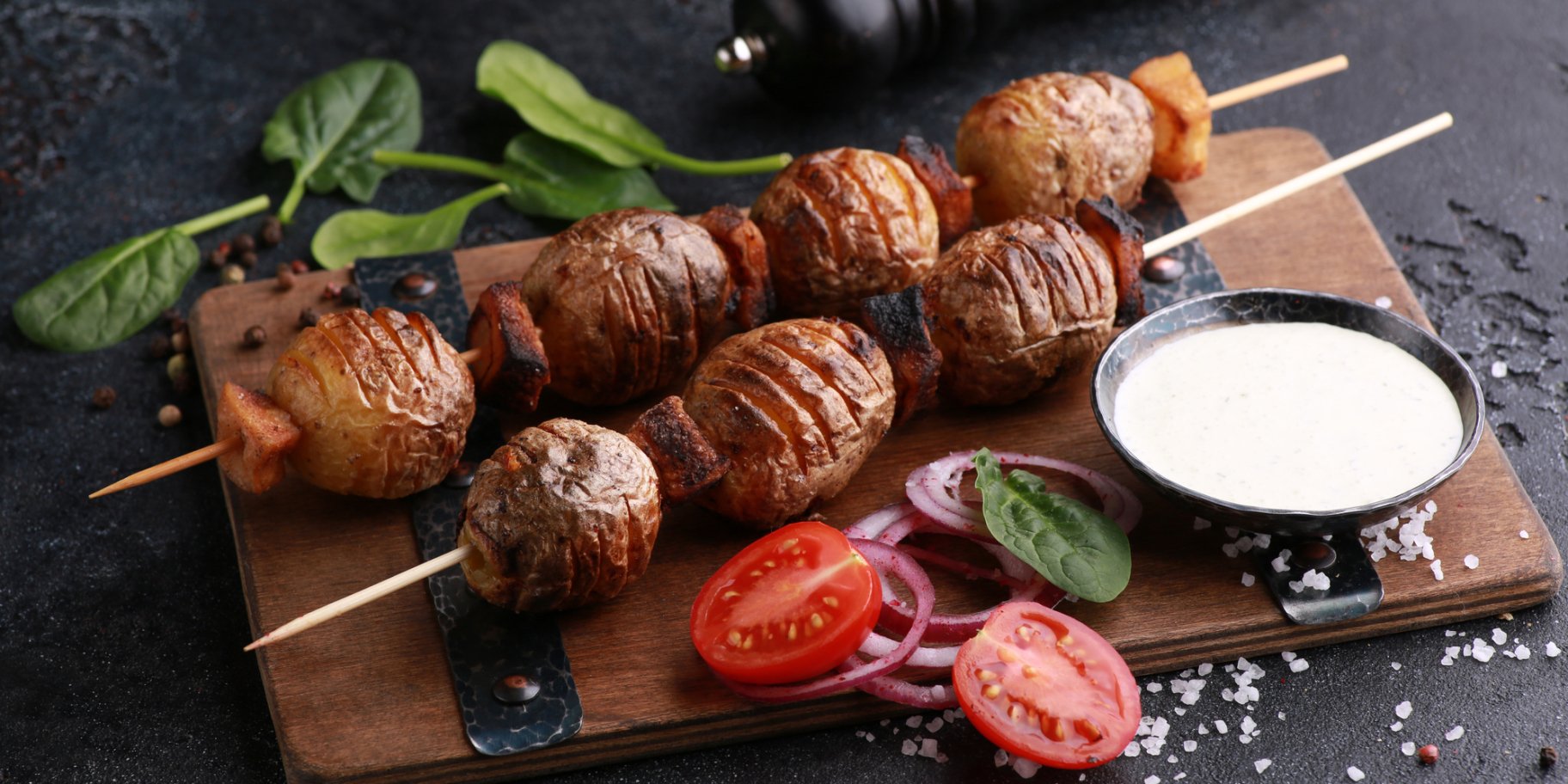 Молодой картофель с салом на шампурах