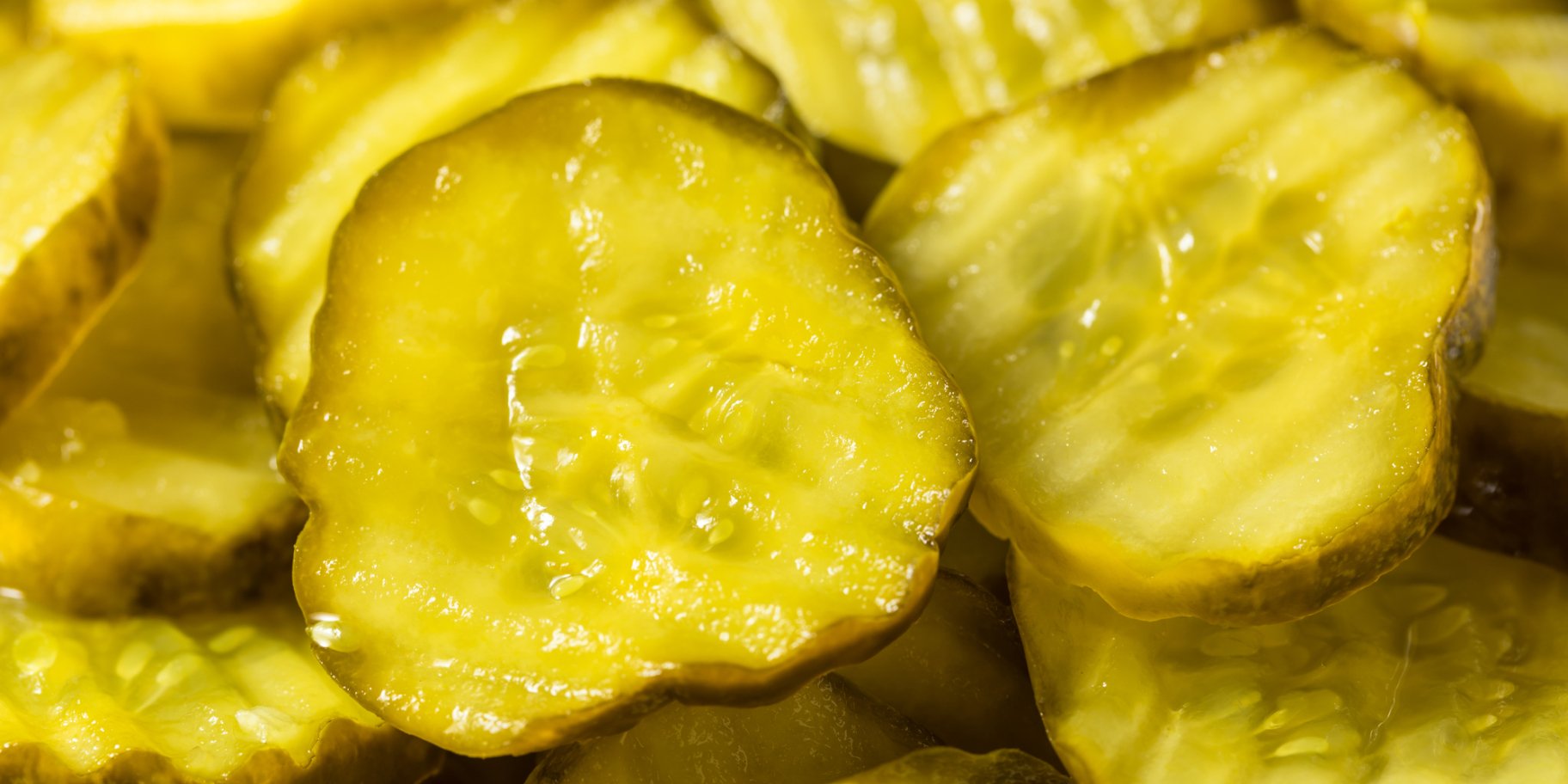 Нарізані солоні огірки