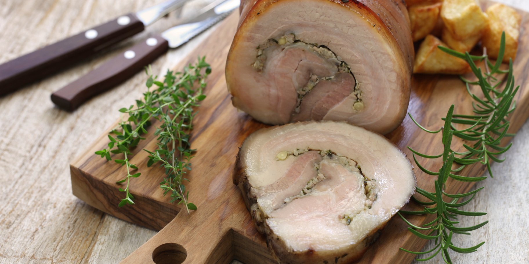 Рулет из свиной грудинки с травами