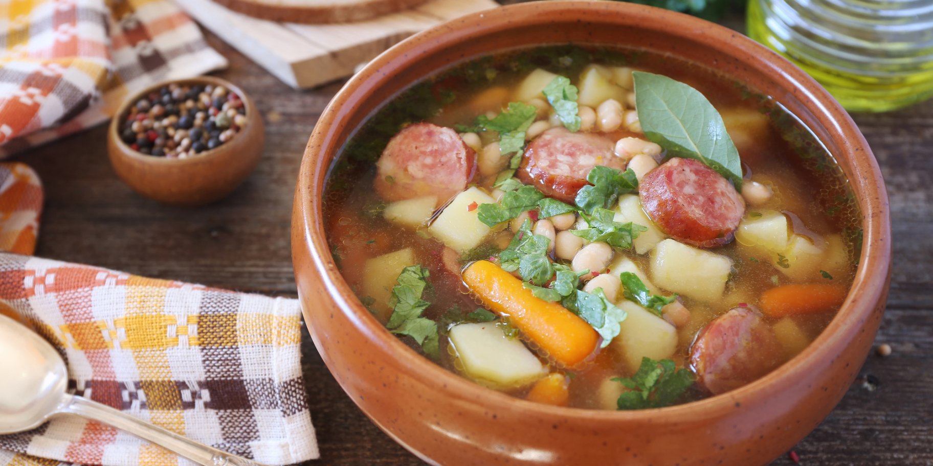 Суп з овочами і ковбасками