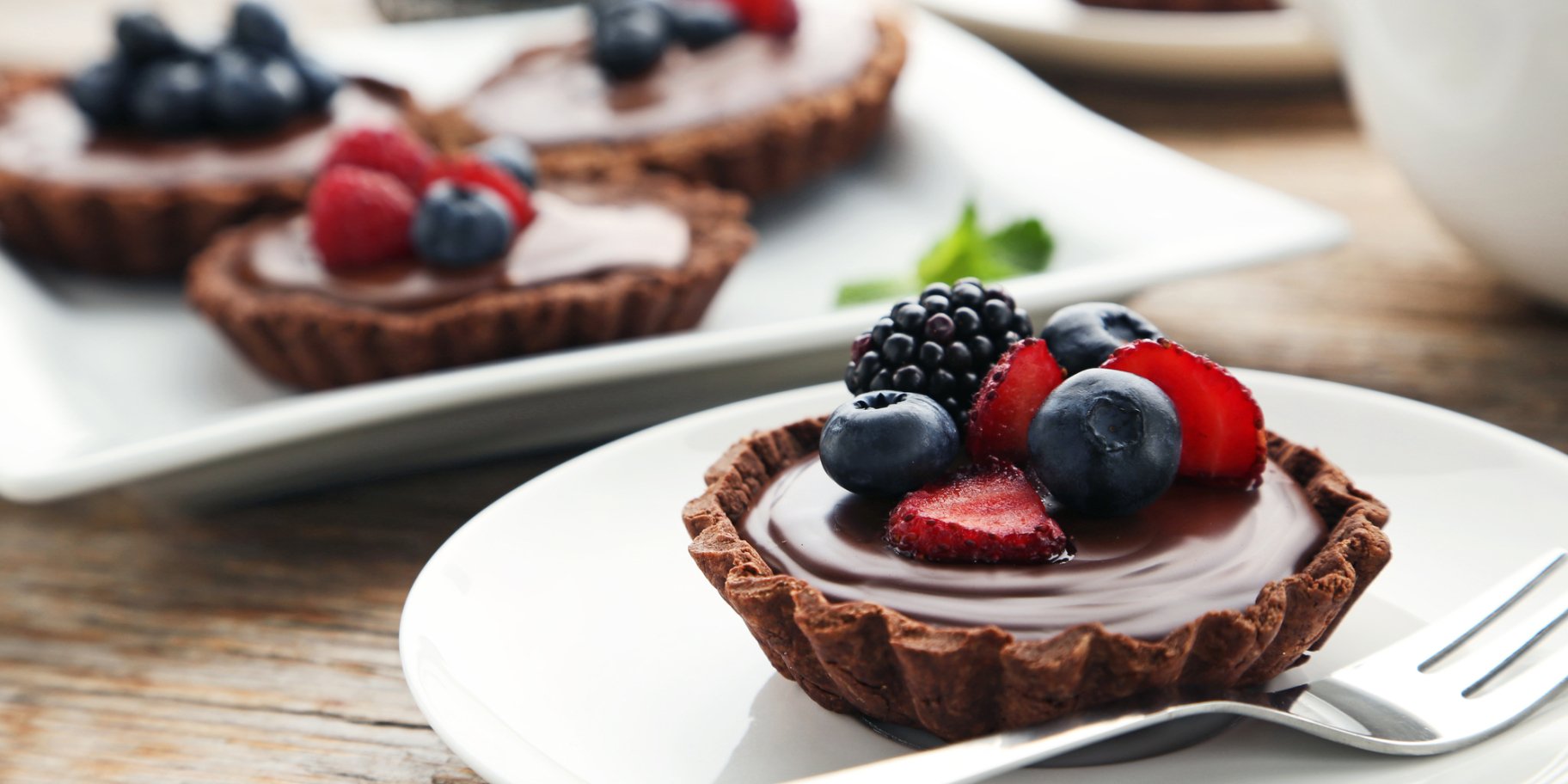 Шоколадні тарталетки з ягодами