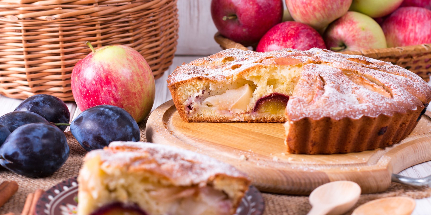 Пляцок со сливами и яблоками рецепт