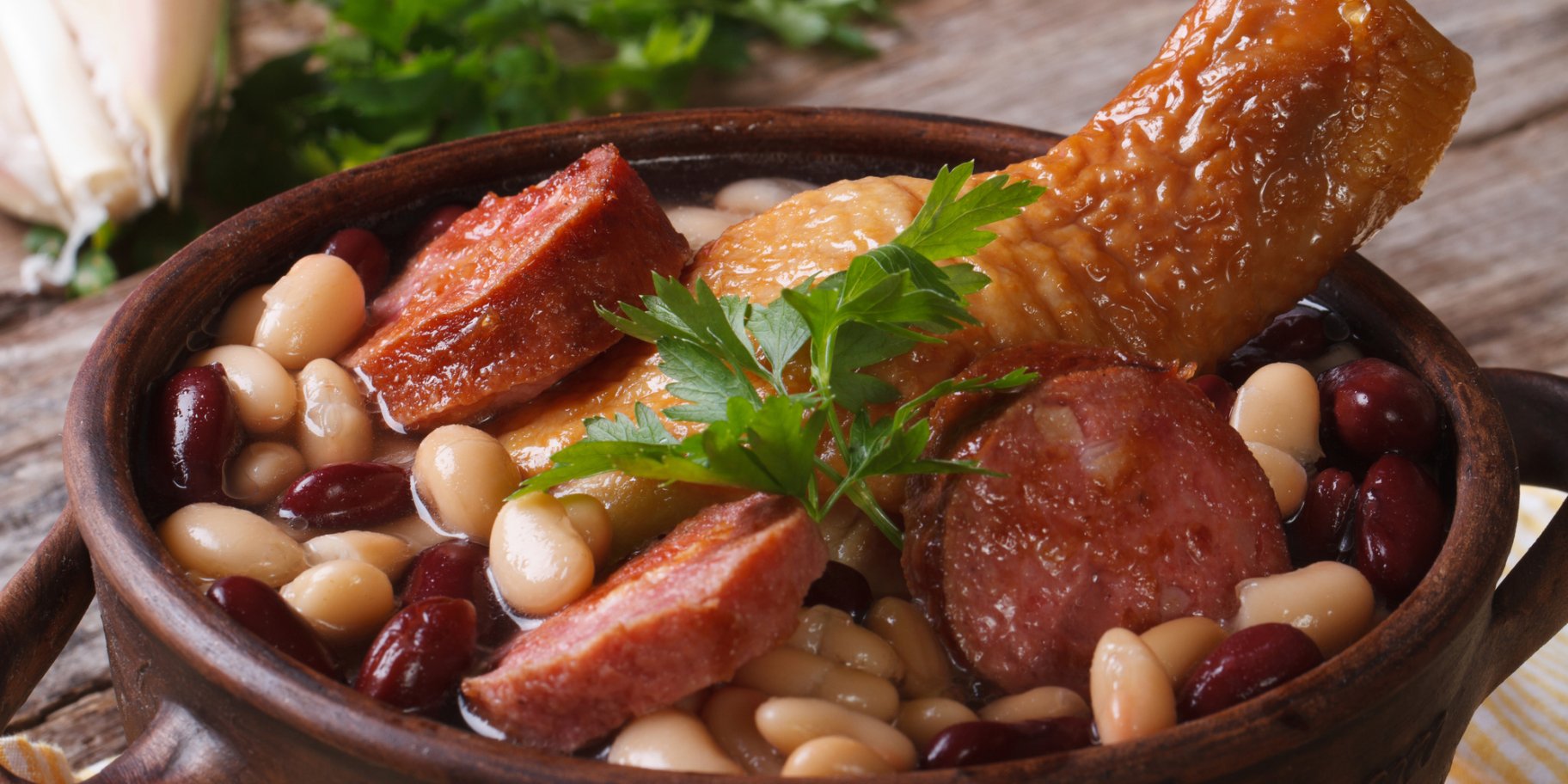 Курячі гомілки з ковбасками