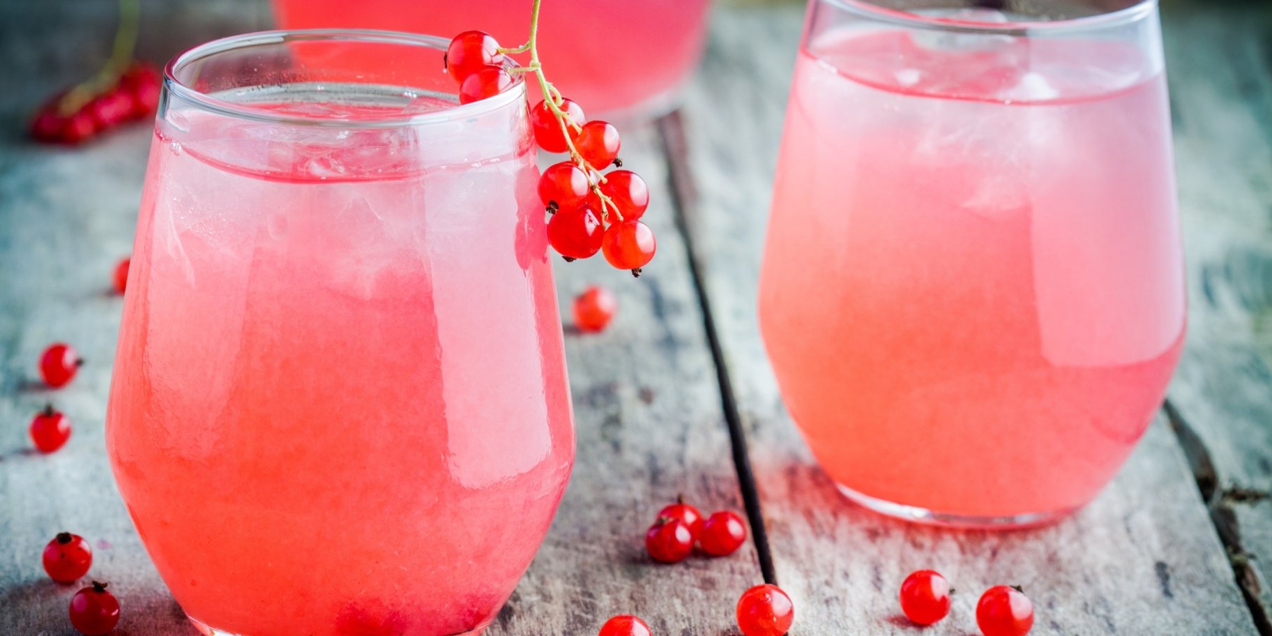 Винный кулер с красной смородиной