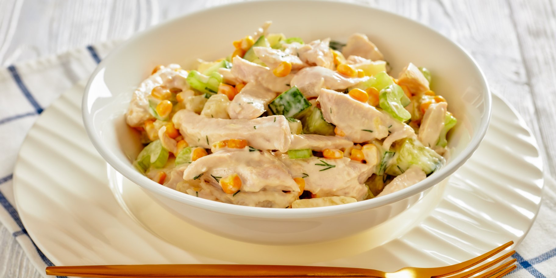 Салат з куркою і огірками