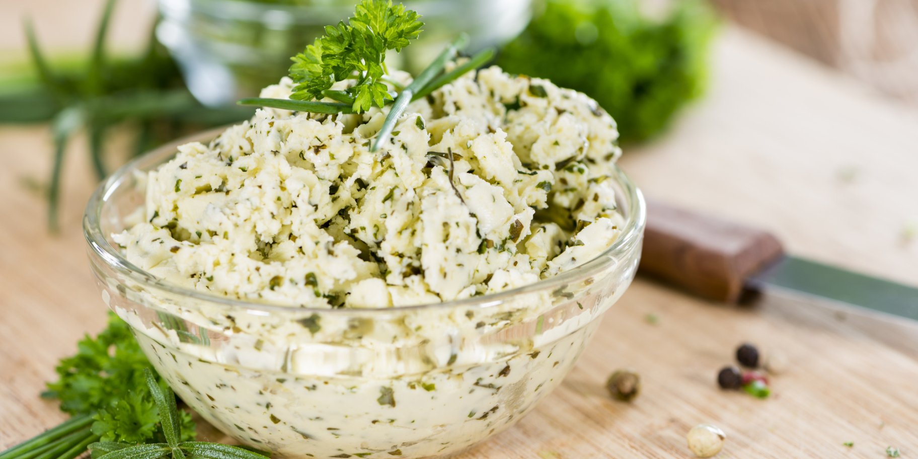 Бутербродне масло з лимоном і травами