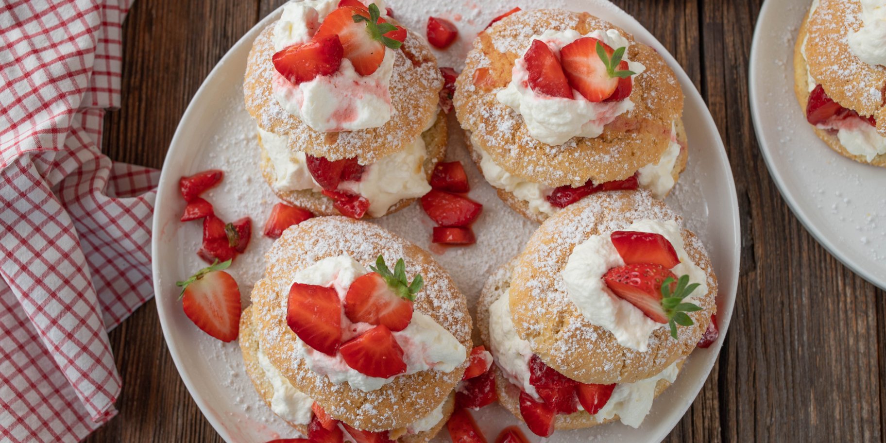 Слойки з полуницею