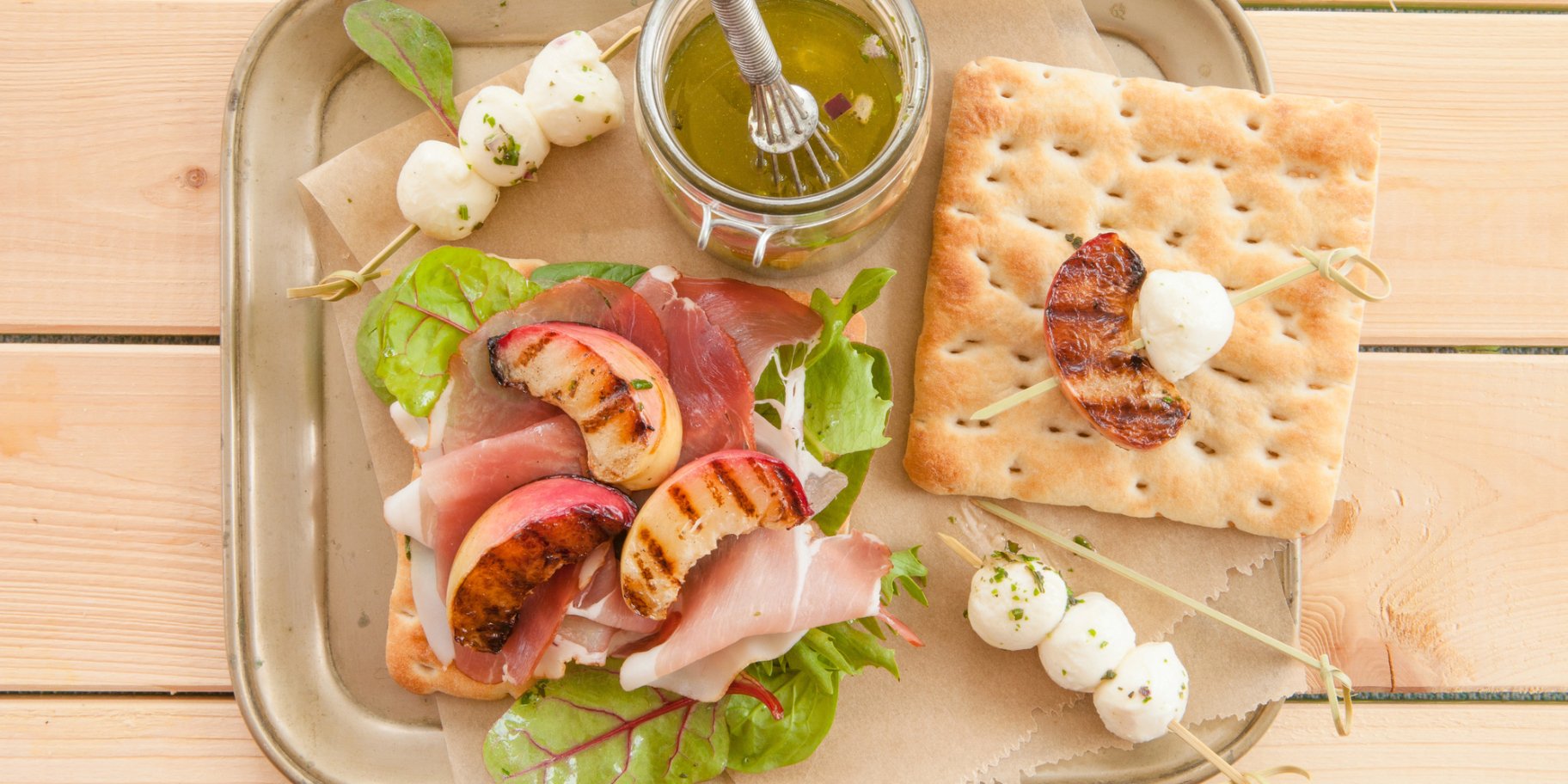 Тост із теплими персиками, сиром і медом