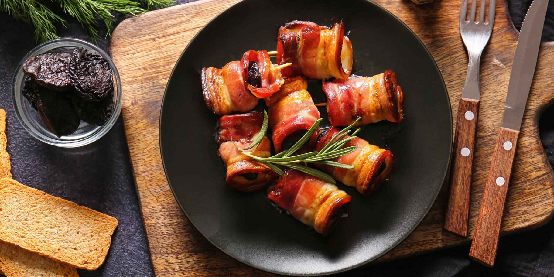 Закуска з чорносливу в беконі рецепт