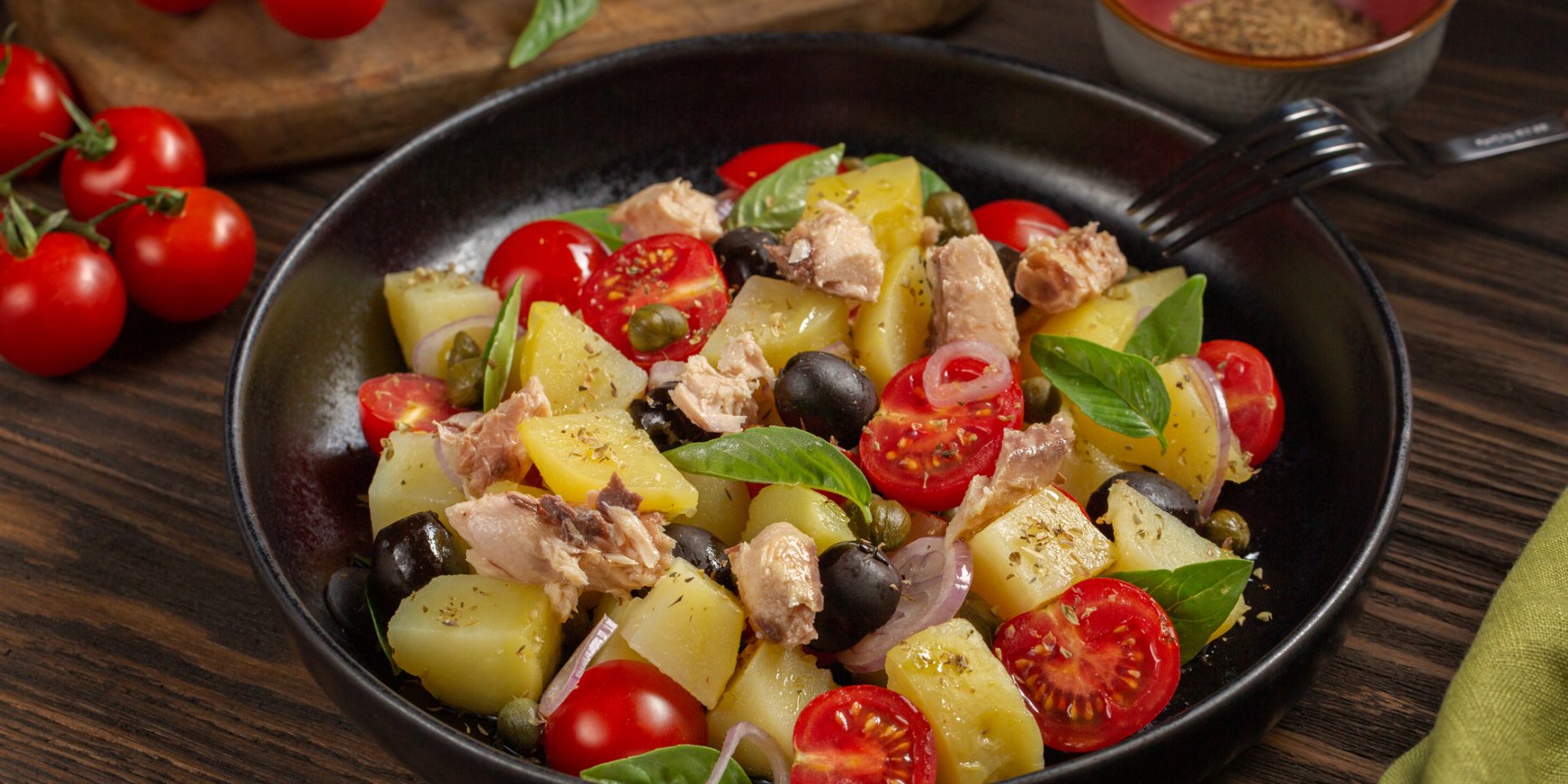 Салат з картоплею, томатами і оливками