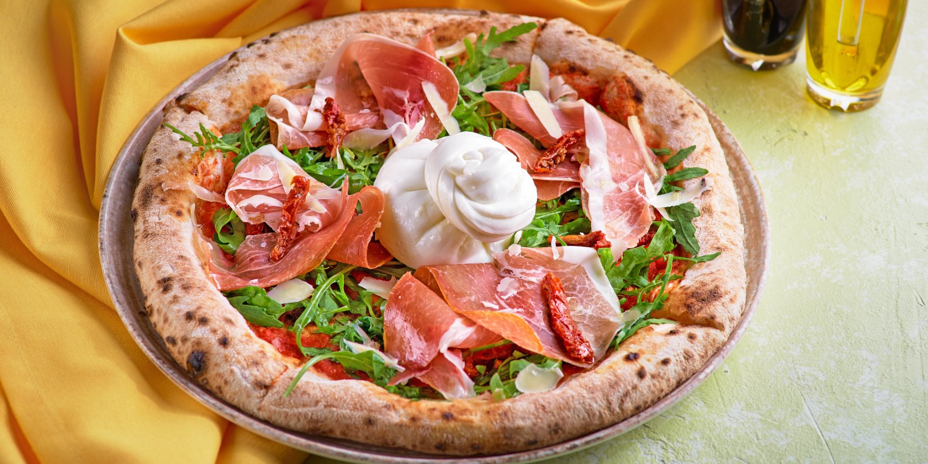 Італійська піца з сиром і прошуто