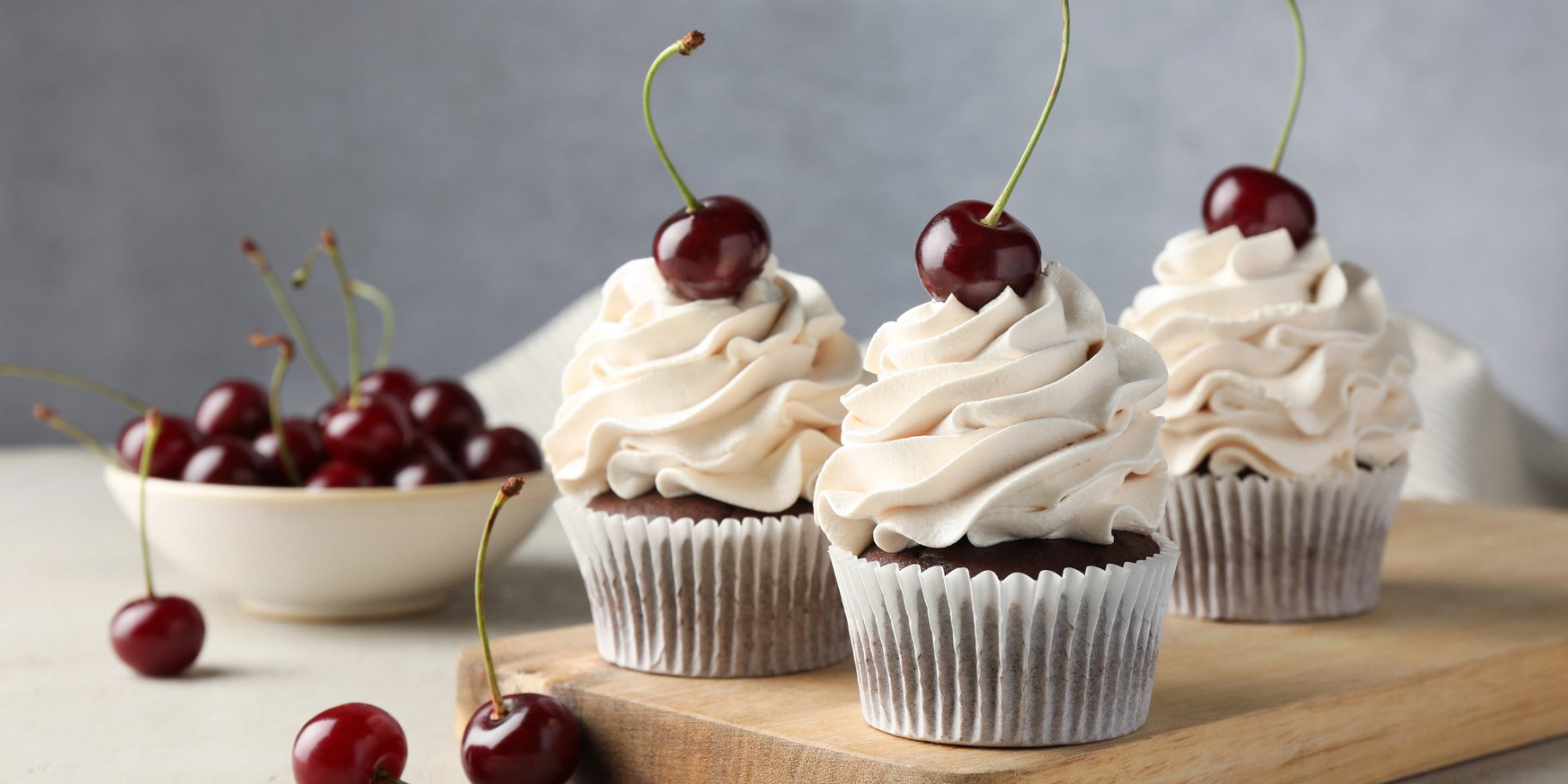 Шоколадні капкейки з ягідною начинкою