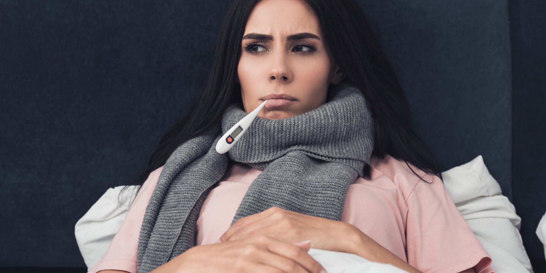 Застуджена жінка в ліжку