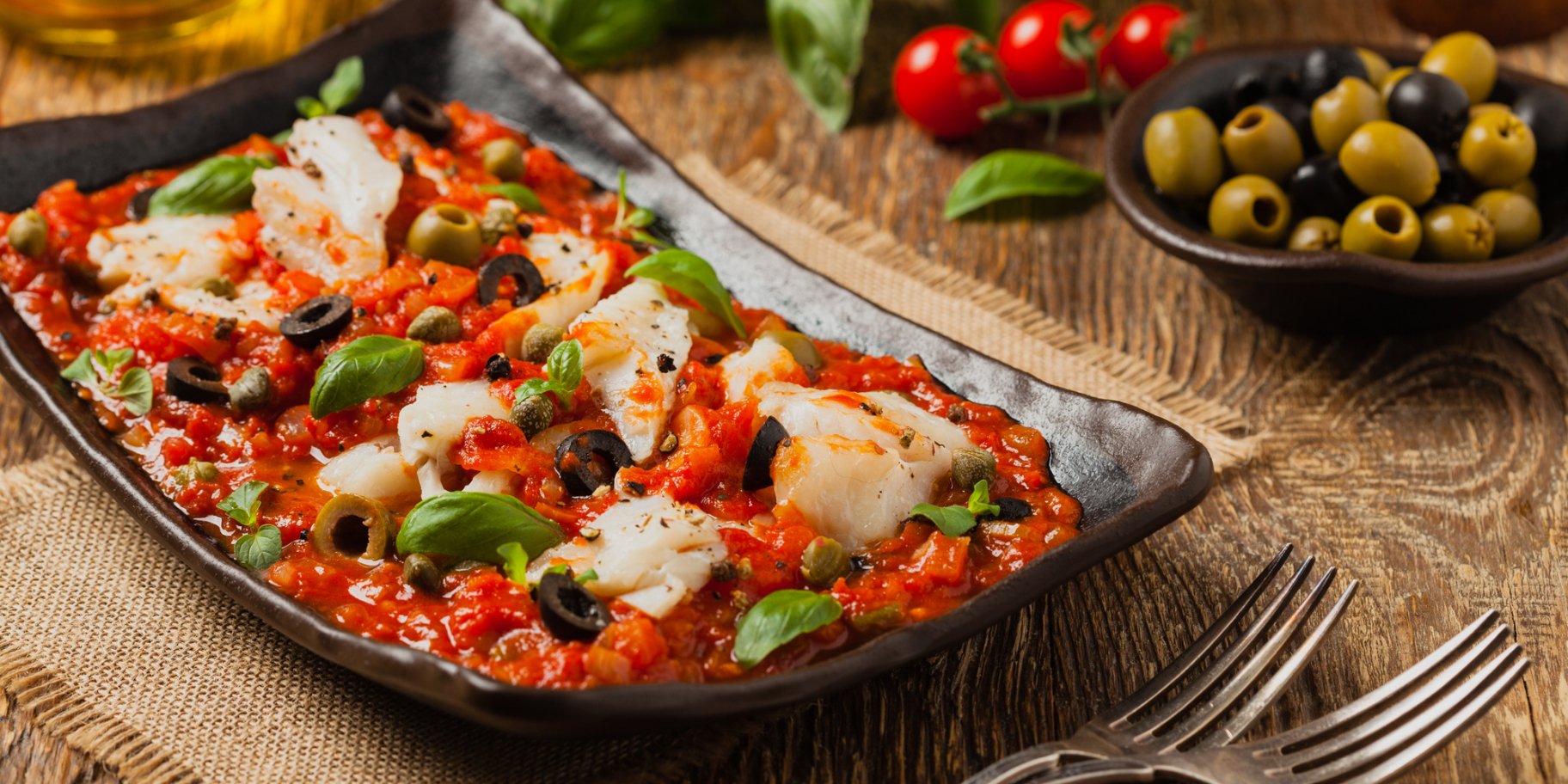 Треска по-ливорнски с оливками