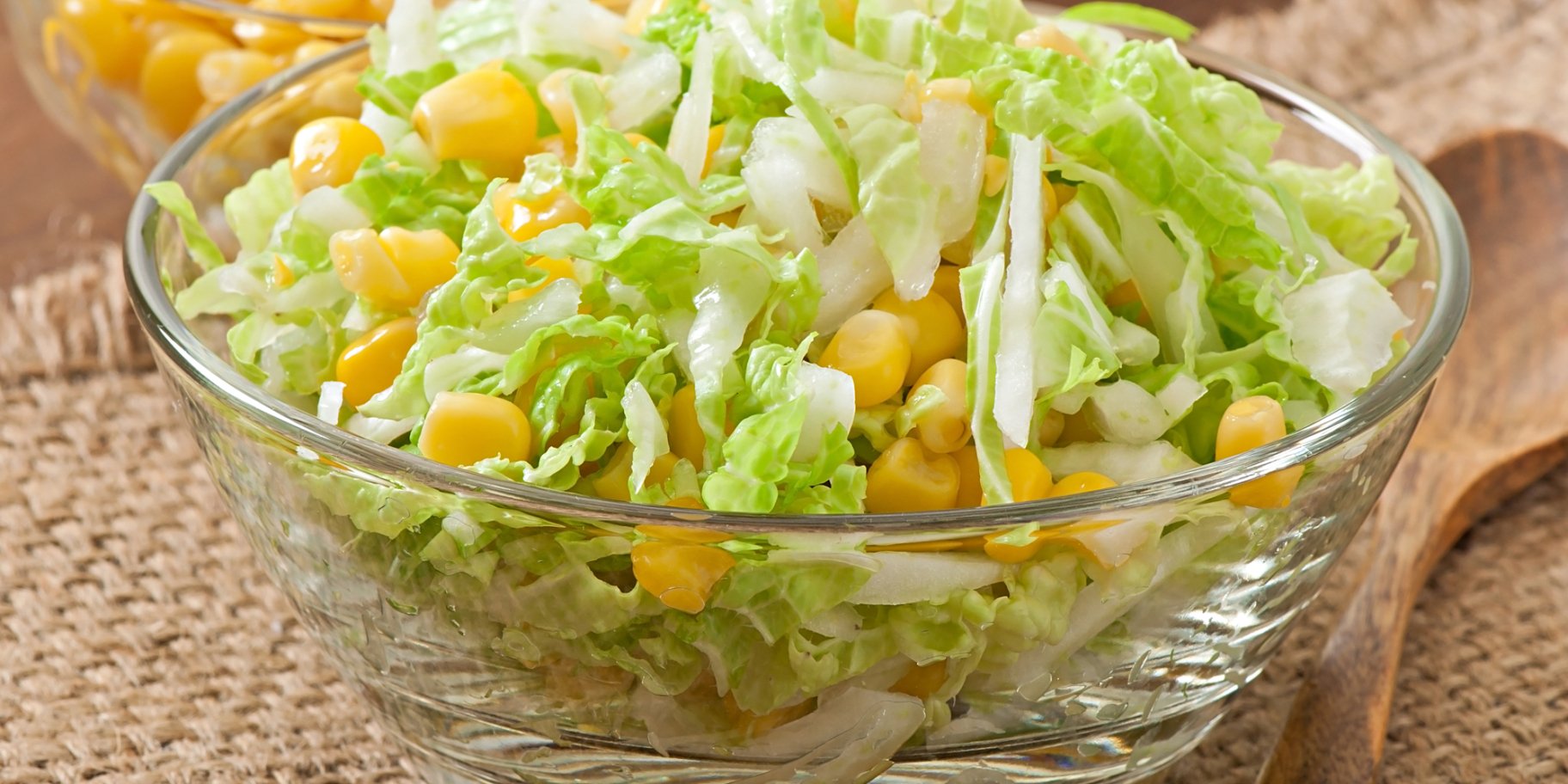 Салат из молодой капусты и кукурузы