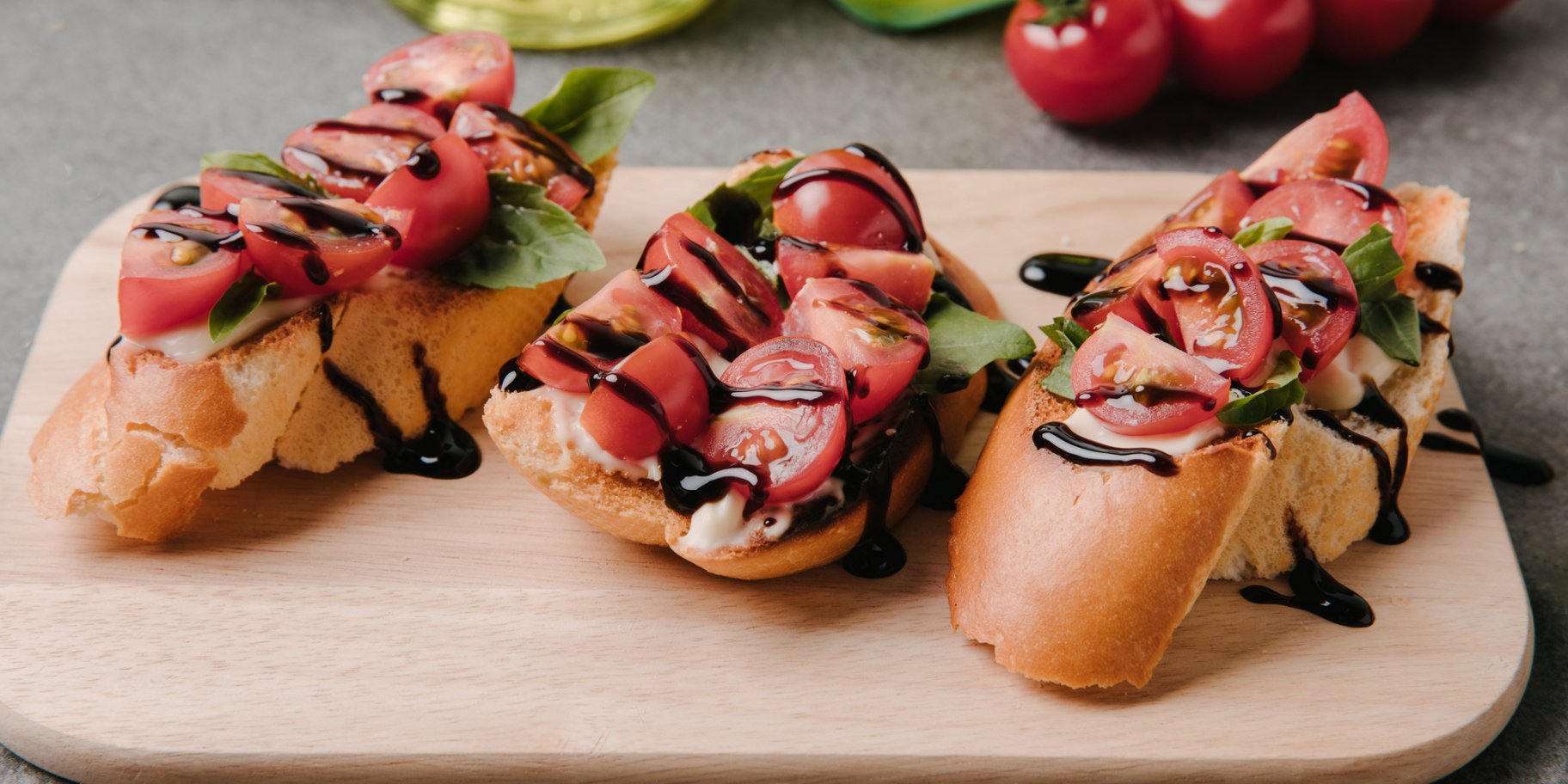 Хлеб с томатами и соусом