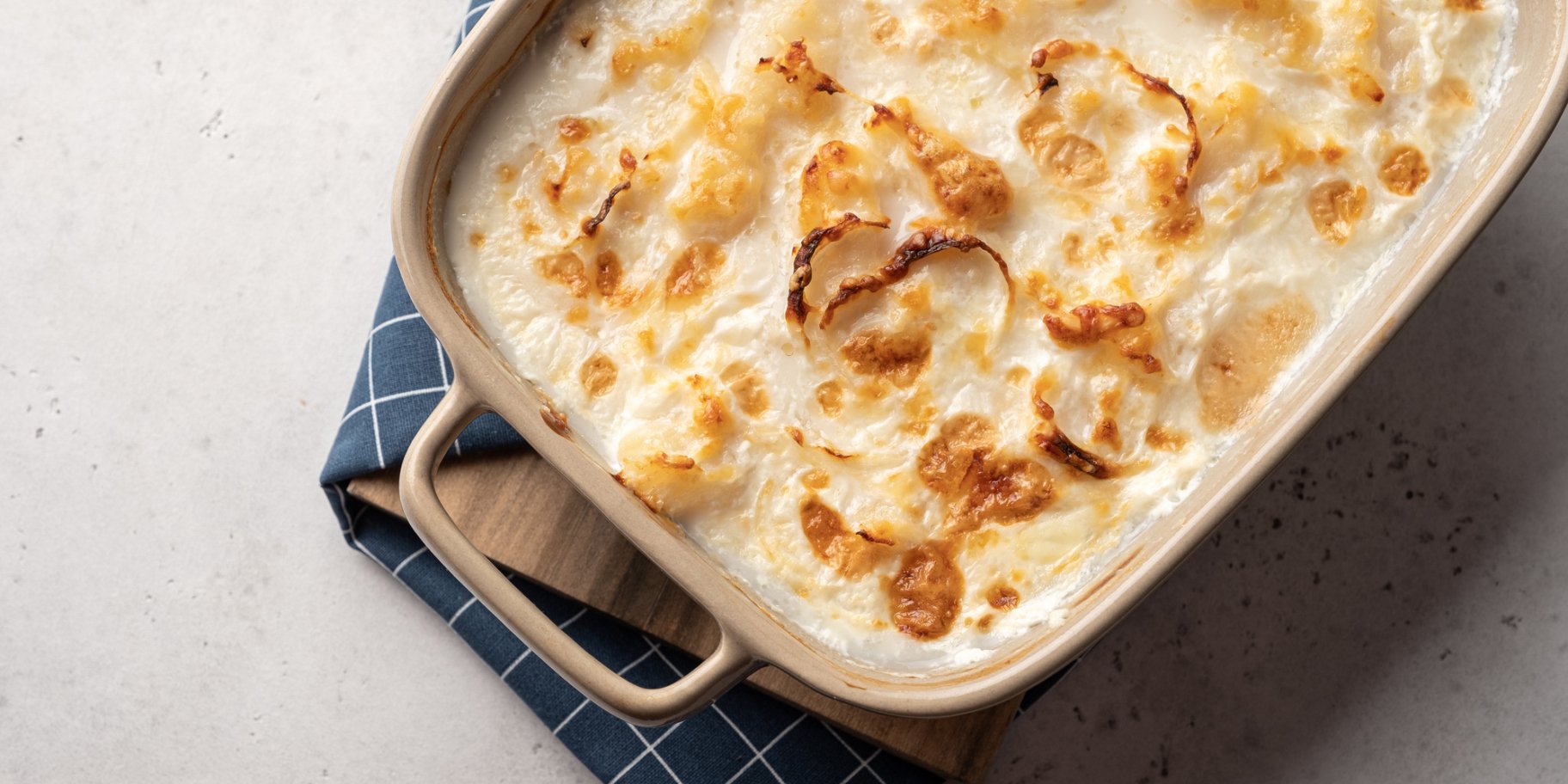 Запечена риба під сметанним соусом з картоплею