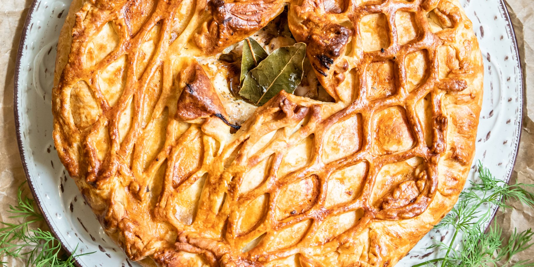 Закритий пиріг з куркою і цибулею-пореєм