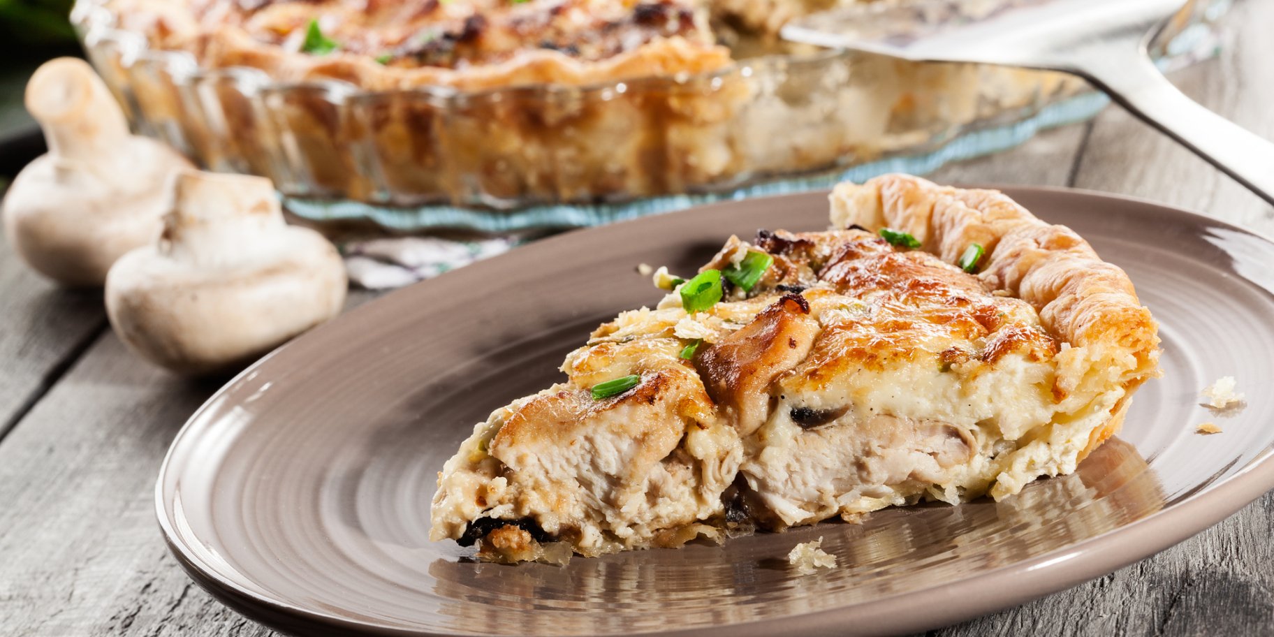 Курячий пиріг з листкового тіста з овочами