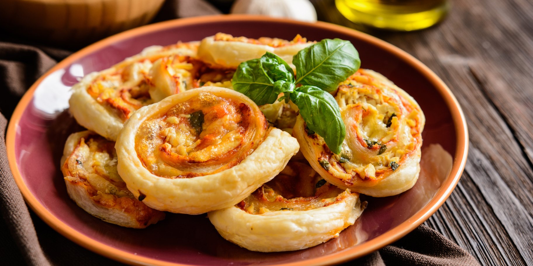 Рулетики із шинкою і молодою капустою