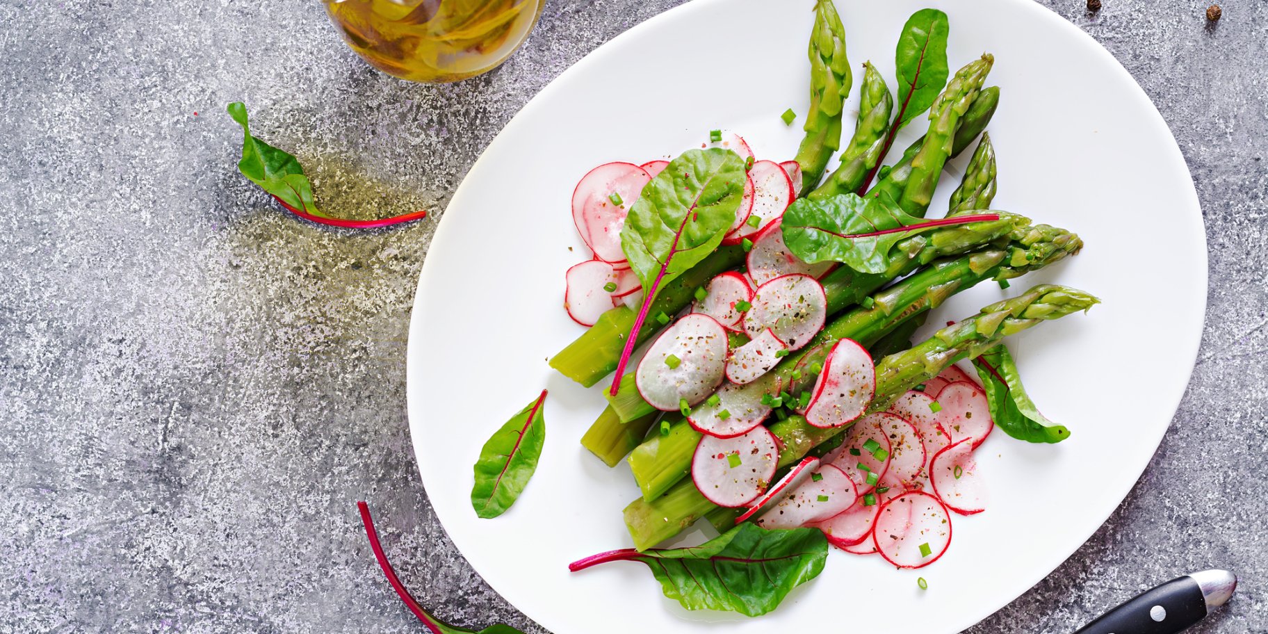 Салат зі спаржею, редискою і фетою