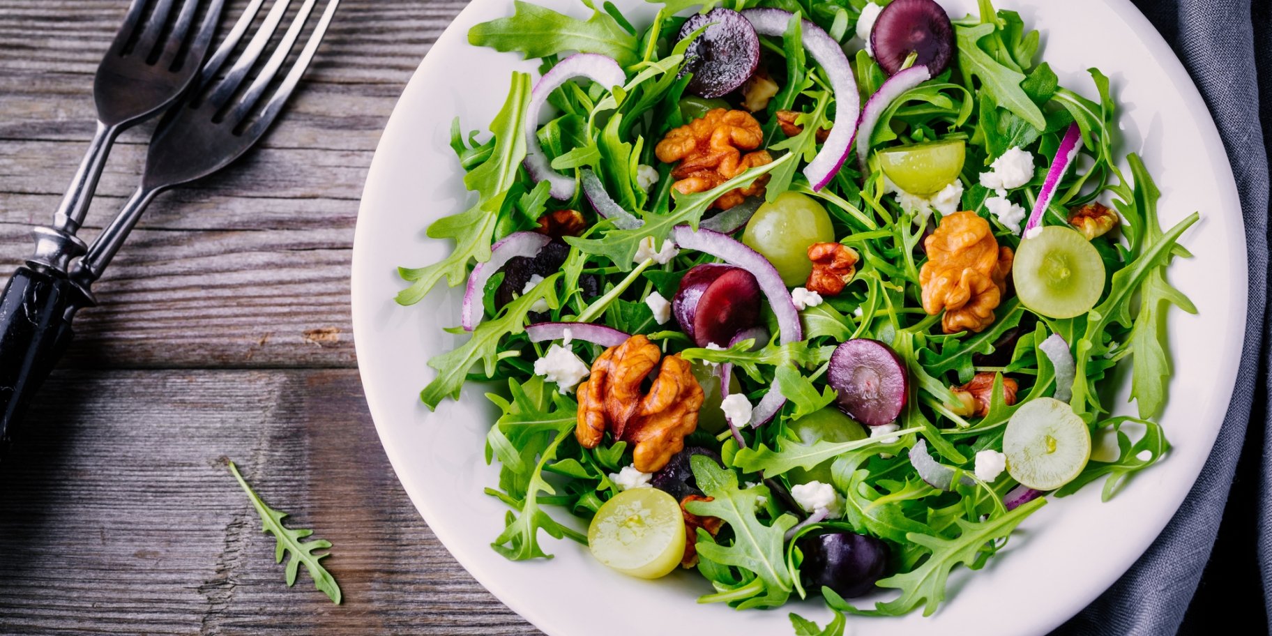 Салат з зеленню, виноградом і горіхами