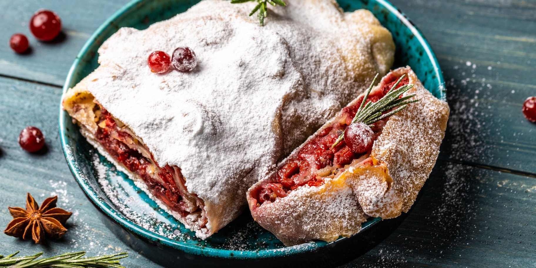 Рулет с манкой и вишнями