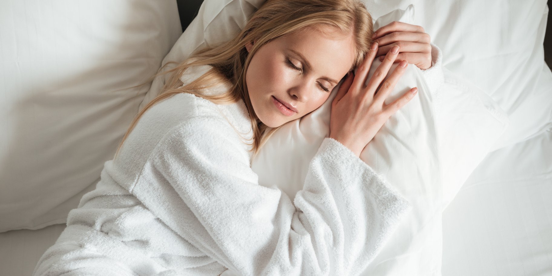 Дівчина спить