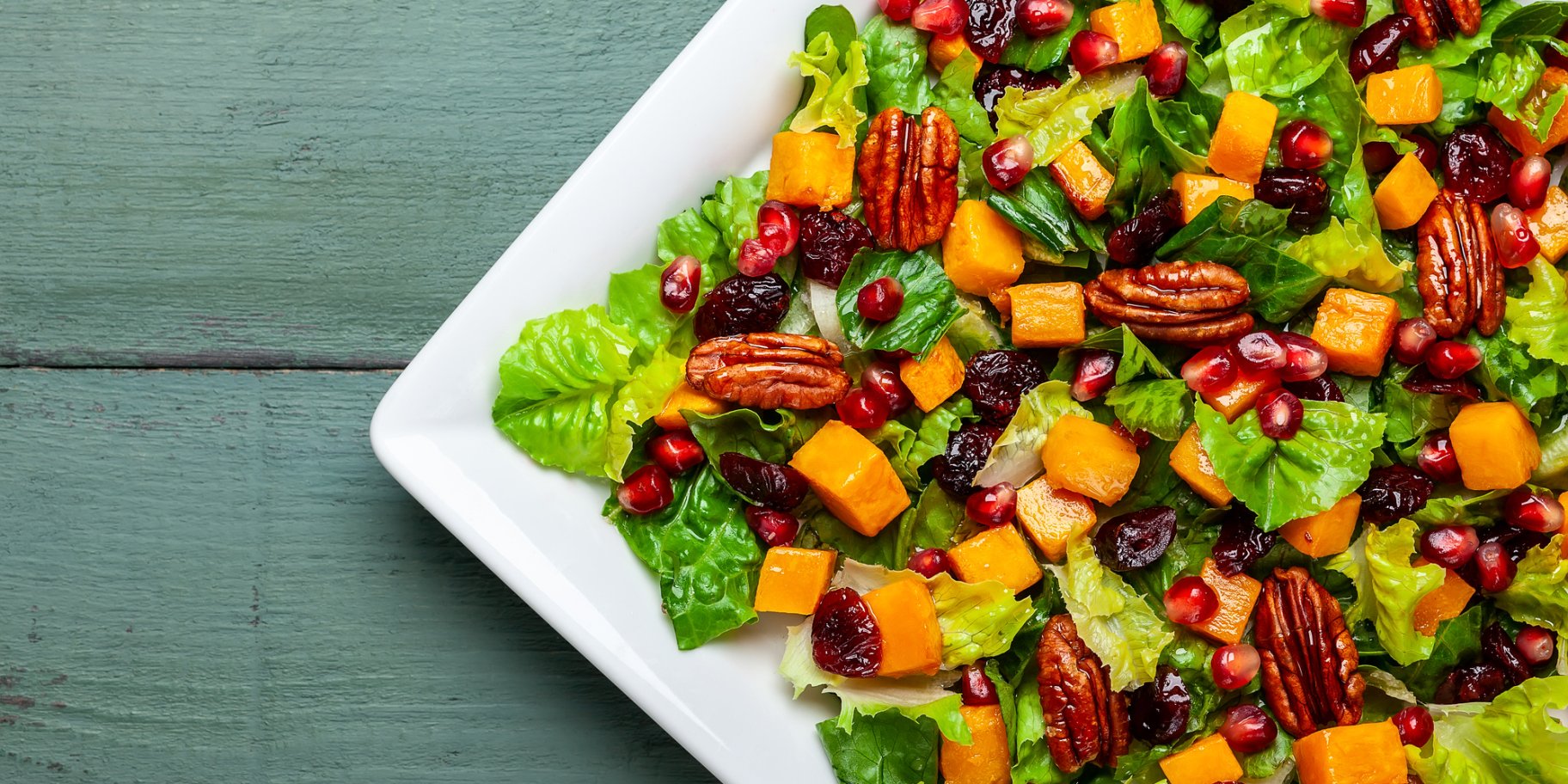 салат из запеченных овощей, клюквы и орехов