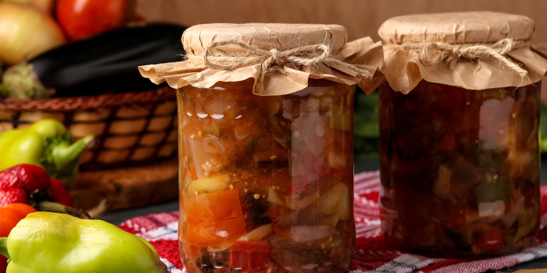 Консервований салат з помідорів, перцю й моркви