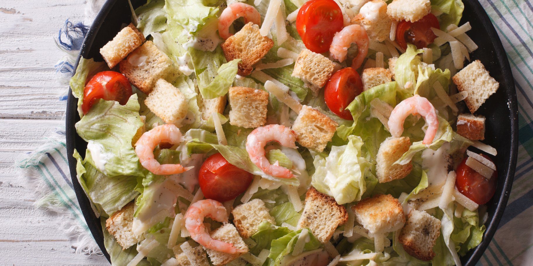 Салат з креветками та сухариками