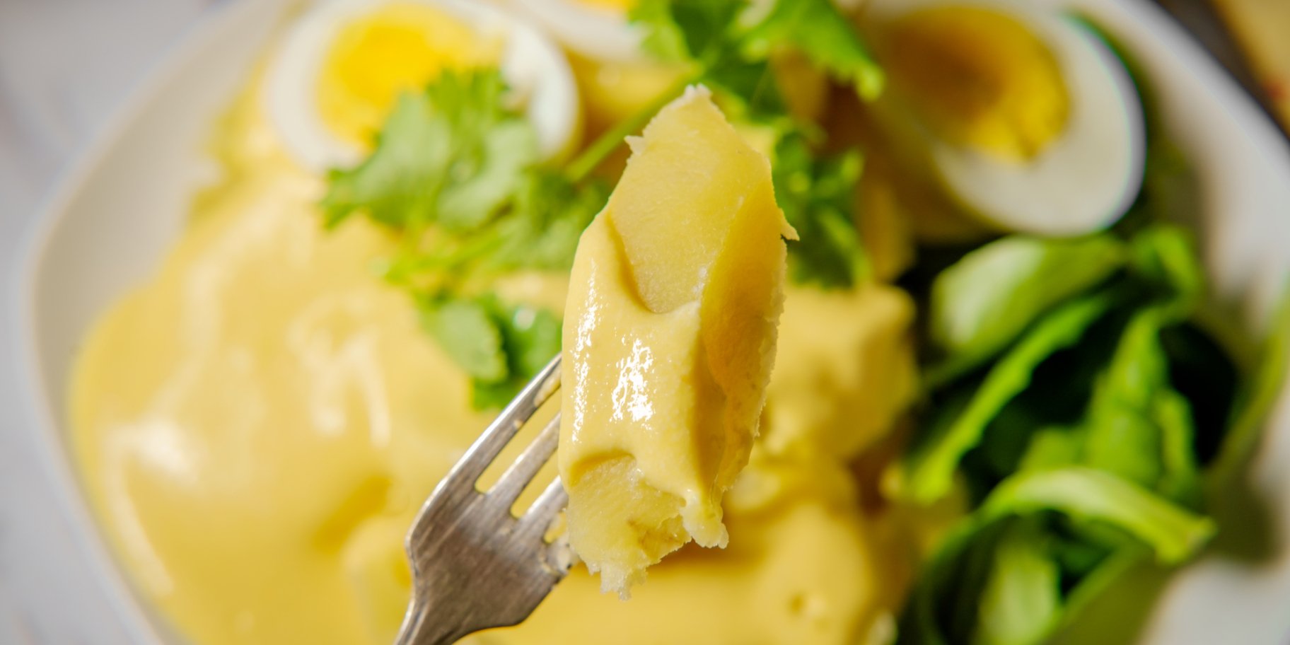 яйця та картопля в гірчичному соусі