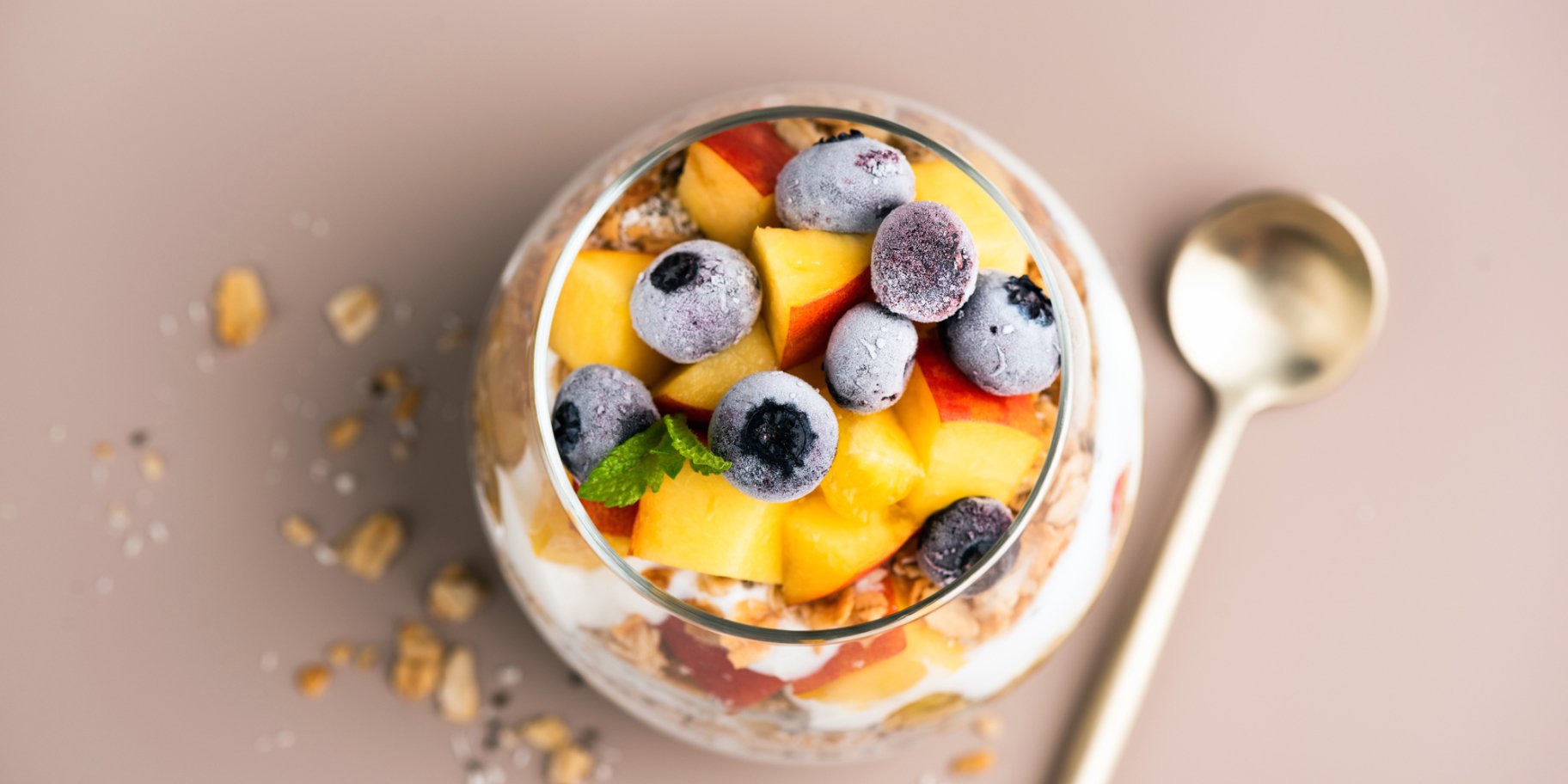 Гранола с фруктами и ягодами