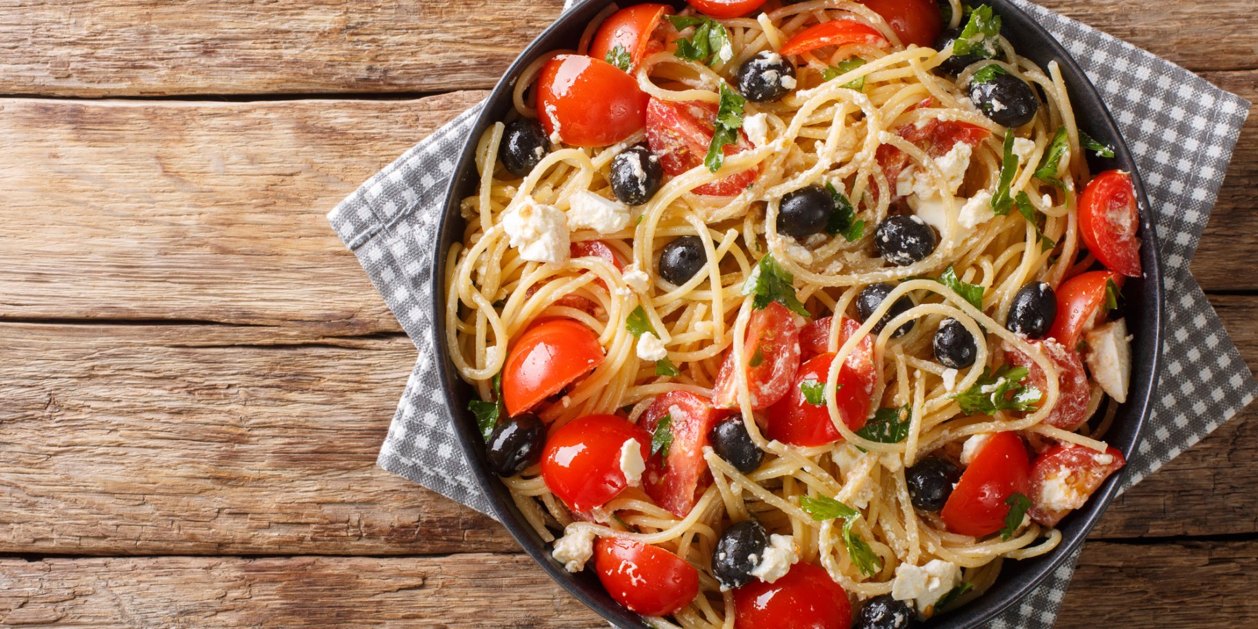Теплий салат зі спагеті, помідорами і сиром