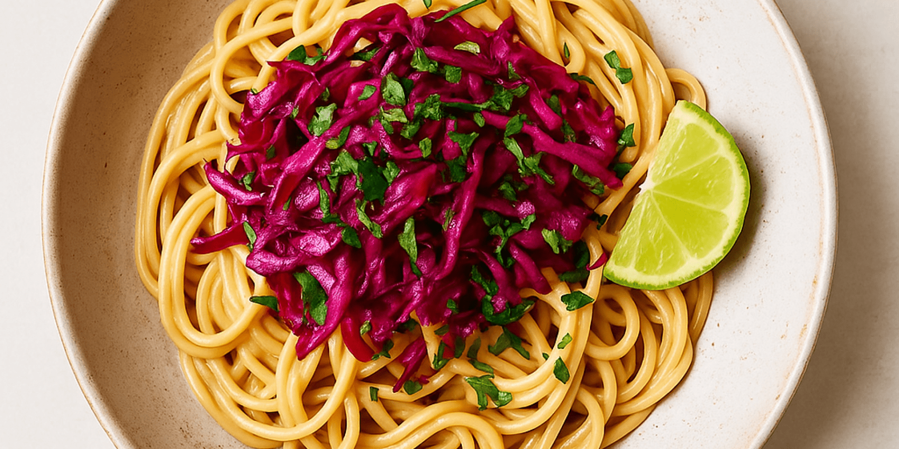 Локшина з тахіні й червоною капустою