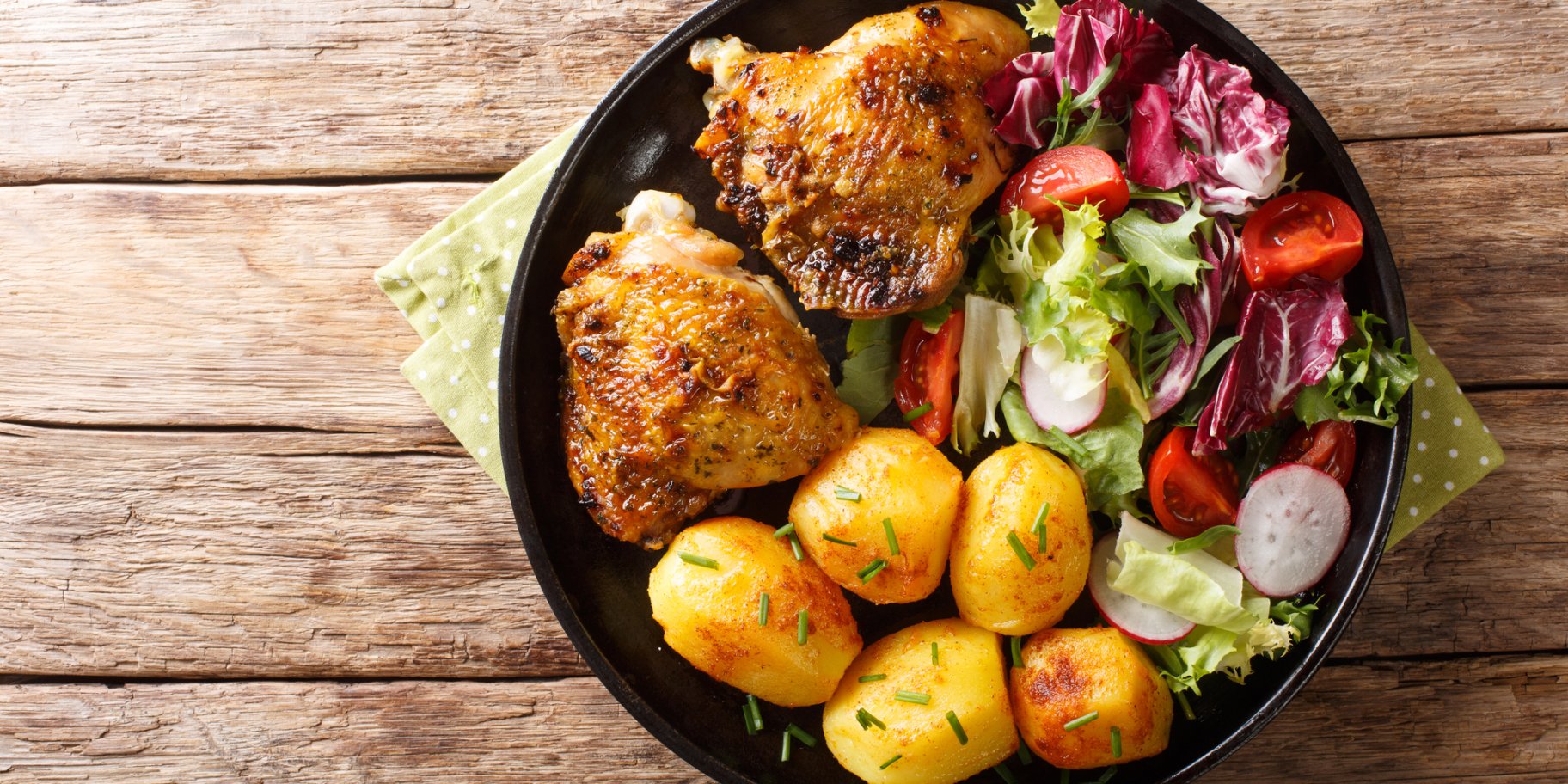 Курка з гарніром і салатом