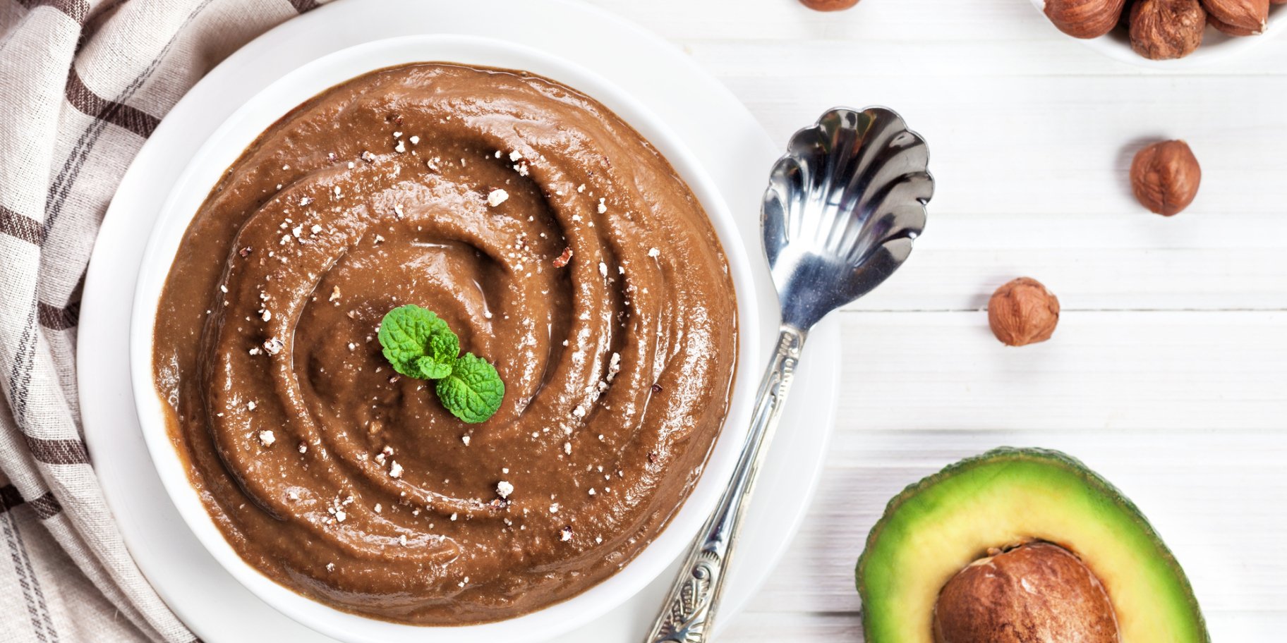 Шоколадно-авокадовий смузі з горіховою крихтою