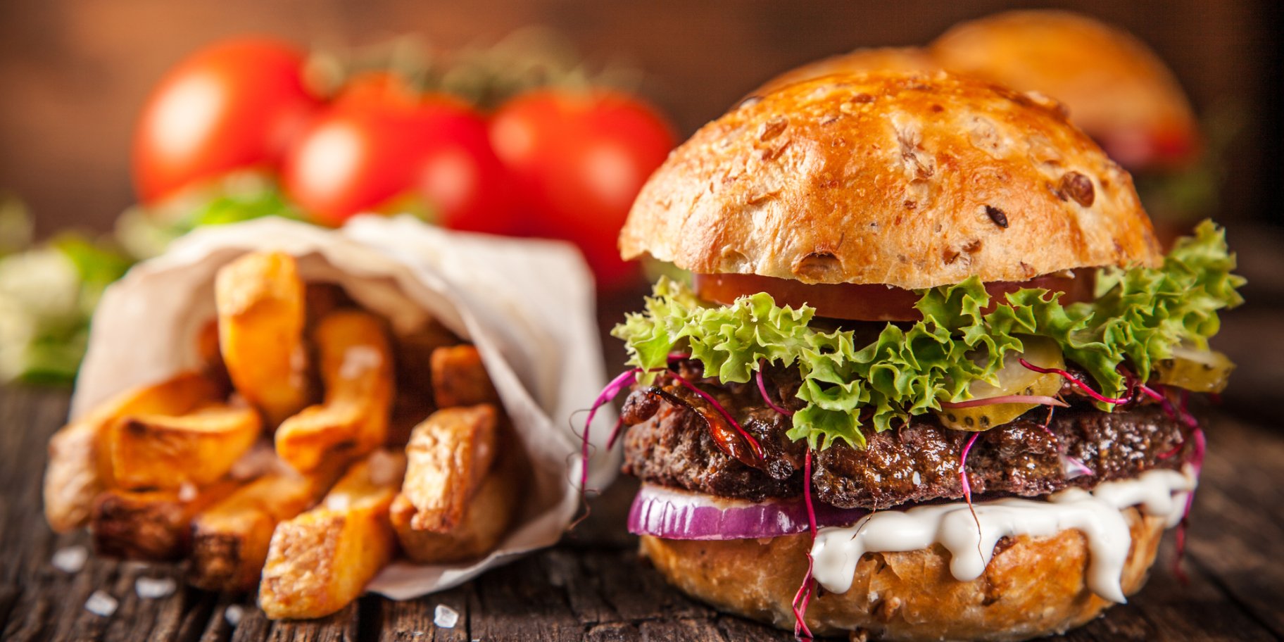 Бургер з котлетою та соусом